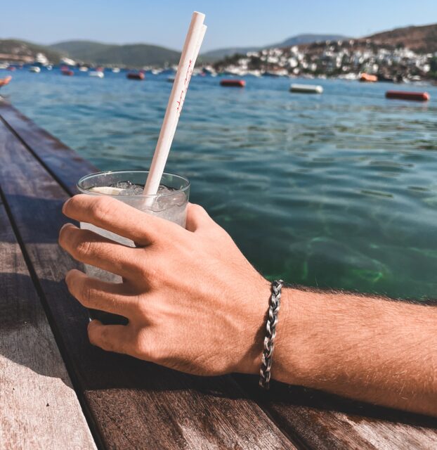 Summer looks better with silver. ☀️